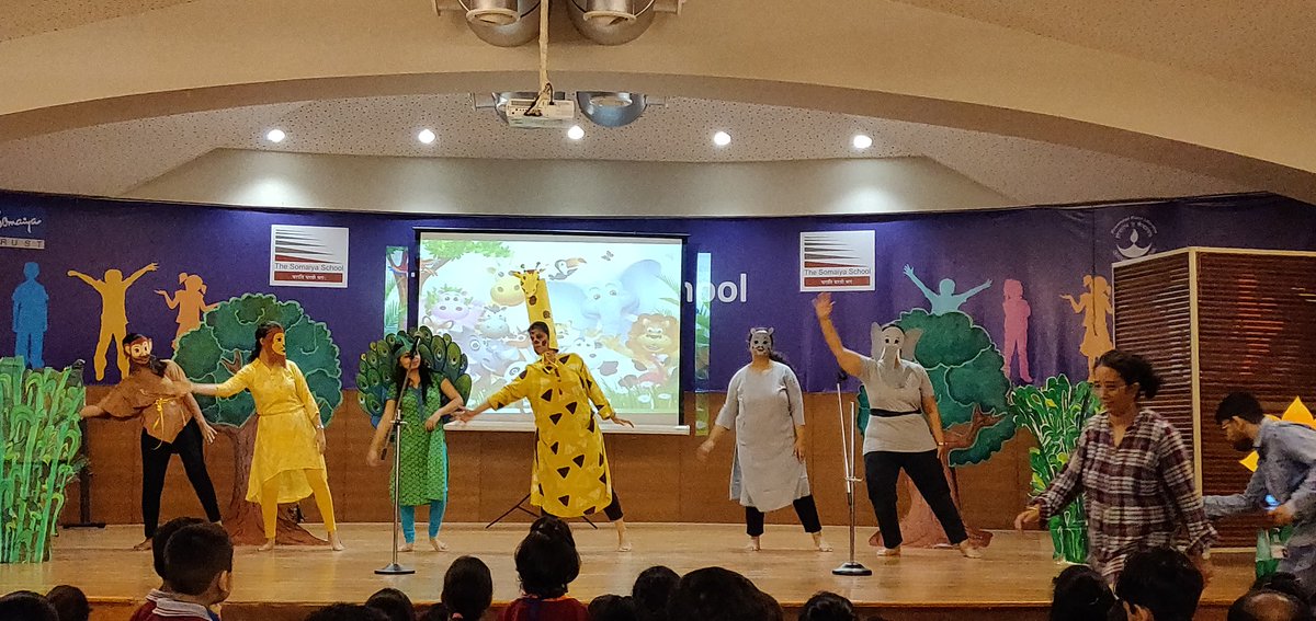 Jasmine25506213's tweet photo. We welcome the little ones on the first day of School and take them on a Jungle adventure. Teachers enacting a popular story ' 'Giraffe can't dance ' - Giles Andreae & Guy Parker -Rees
The parents and children watched in awe and wonder. #TSSPP https://t.co/Zirb7gsHjR