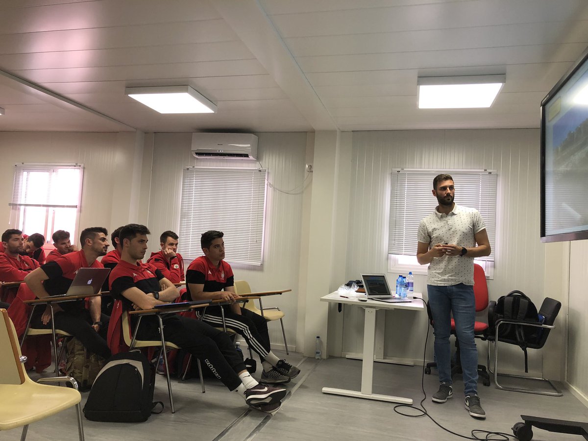 APFfutbolpf's tweet photo. Última ponencia #XIMasterPF con @davidporcel4 explicando el microciclo de competición en el fútbol profesional. Su experiencia en el @RayoVallecano pf🔝🔝 @RFFM_oficial https://t.co/CLKXz0nfmP