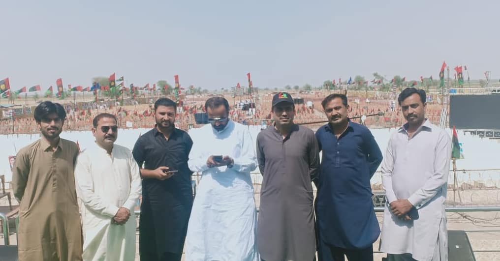TeamPYOSindh's tweet photo. President PYO Sindh @JavedNLaghari On stage at Khangarh jalsa Ghotki. https://t.co/lMUd5zYM4d
