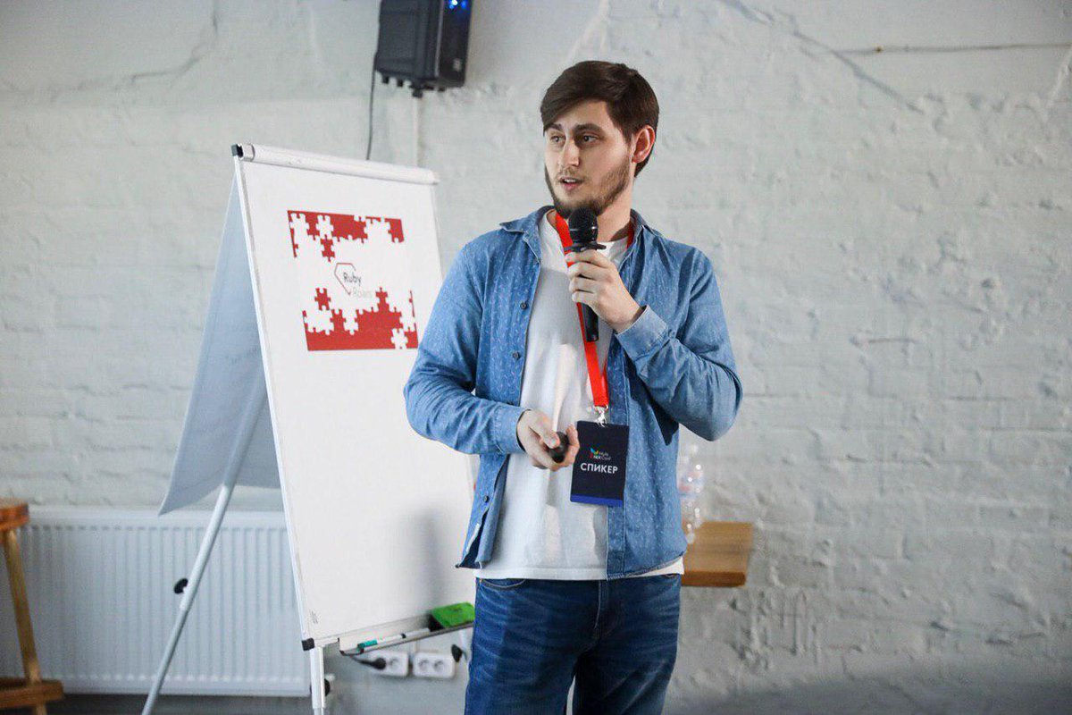 RubyRoars's tweet photo. Первый пошёл! Внимательно слушаем доклад Дениса Доменко "Active Record под капотом" 🤗 https://t.co/pFhkNL7I04