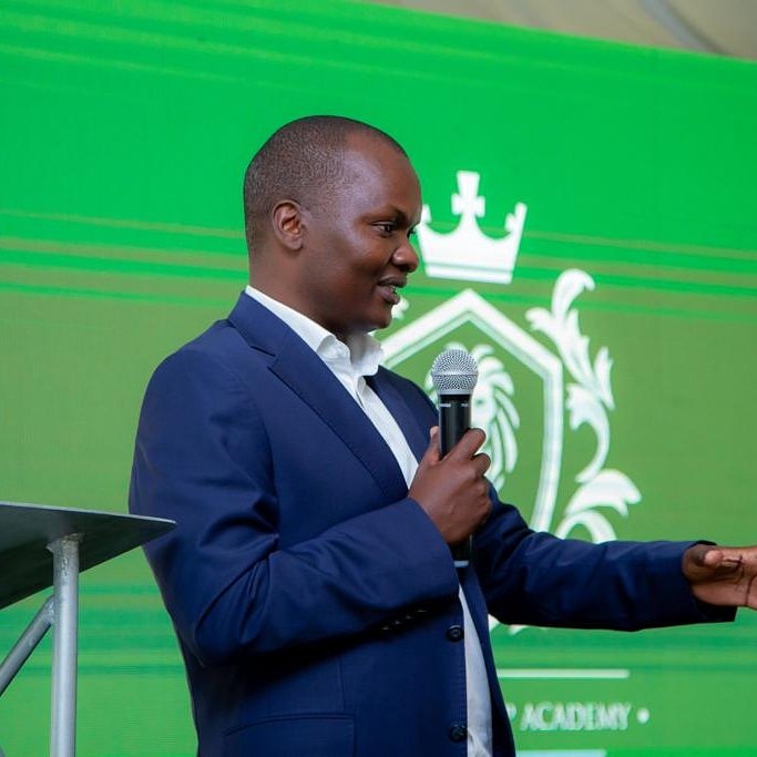 leadership_star's tweet photo. "There is a need for a dream that is extraordinary and centered around your calling, which is your role in the society." ~ Mr Zvichapera Katiyo (Chief Banking Officer @stewardbank )

@higherlifefndtn
#Vision2050 #ServantLeadership
#TenaciousLeader #ResponsibleLeader https://t.co/1GHS3vwaFl