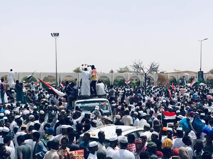 HumednaAllah's tweet photo. عندما يُقال حي على الصلاة 🕌
يستجيب كُل الشعب 🇸🇩

صلاة الجمعة من أمام القيادة العامة 
١٢ أبريل
#اعتصام_القيادة_العامة #الثورة_الآن https://t.co/M6APX7BeyU