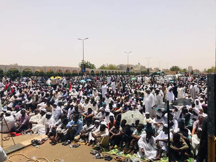 HumednaAllah's tweet photo. عندما يُقال حي على الصلاة 🕌
يستجيب كُل الشعب 🇸🇩

صلاة الجمعة من أمام القيادة العامة 
١٢ أبريل
#اعتصام_القيادة_العامة #الثورة_الآن https://t.co/M6APX7BeyU