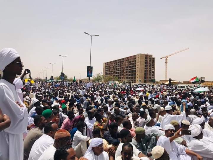 HumednaAllah's tweet photo. عندما يُقال حي على الصلاة 🕌
يستجيب كُل الشعب 🇸🇩

صلاة الجمعة من أمام القيادة العامة 
١٢ أبريل
#اعتصام_القيادة_العامة #الثورة_الآن https://t.co/M6APX7BeyU