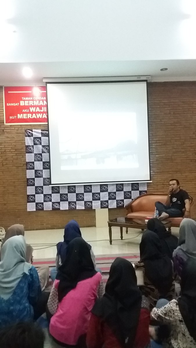 Mari merapat taman cerdas, karena ada sharing dari pemateri kita mas dhiky aditia