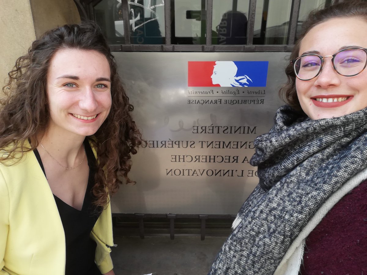 TutoratNantes's tweet photo. Deux des tutrices organisatrices du Tuto Parents étaient aujourd'hui au @sup_recherche  pour présenter leur projet et représenter le Tutorat Santé Nantes lors de la remise de l'Agrément Tutorat ! #TutoMinistère @UnivNantes https://t.co/NVfKKfubxG