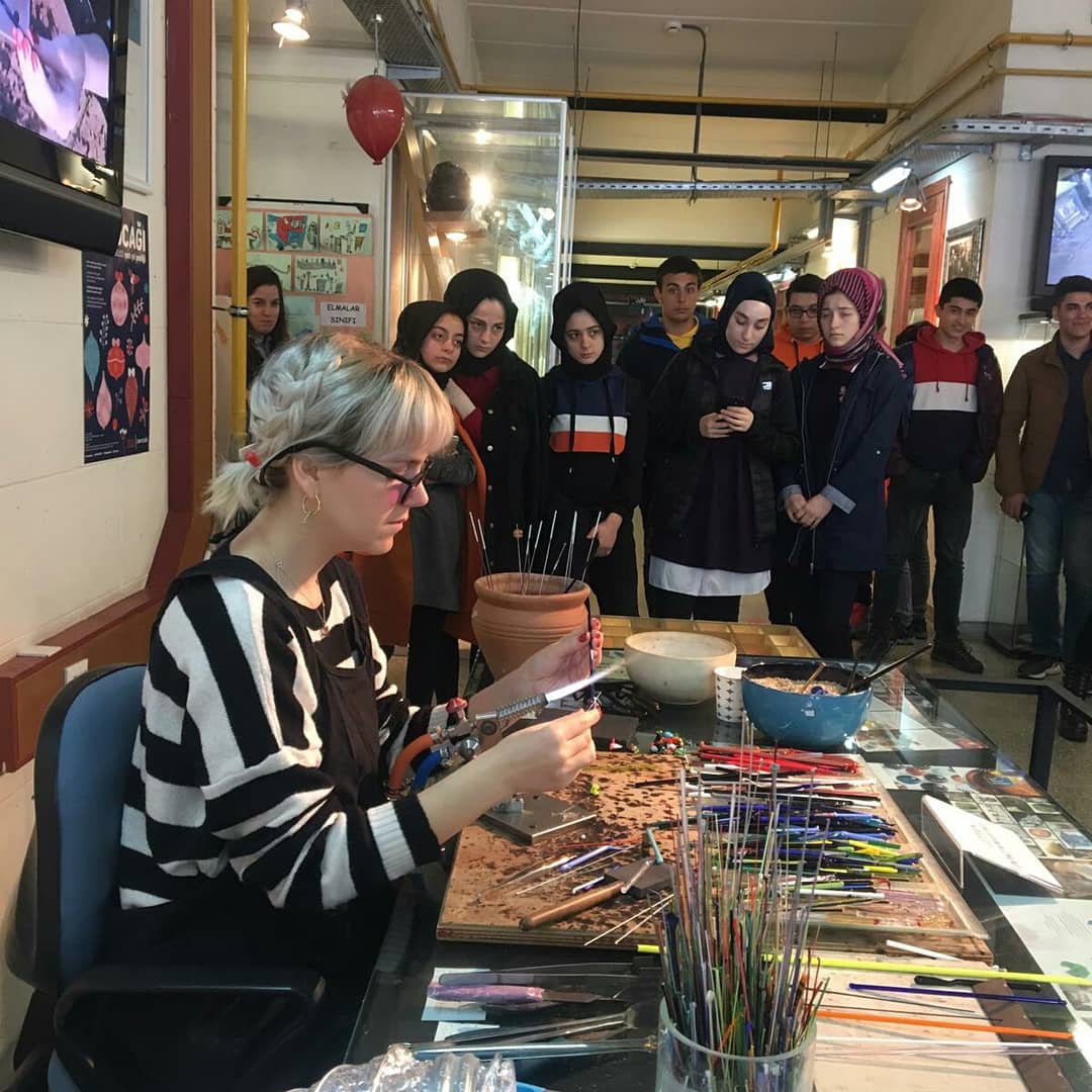 Kimya dersi kapsamında, Polenezköy Cam Sanat Merkezine 10. sınıf öğrencilerimizle bir gezi gerçekleştirdik.