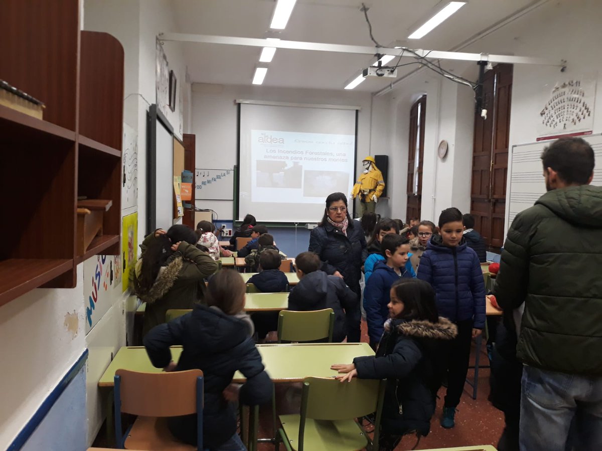 Plan_INFOCA's tweet photo. La estrechez de la calle, el ambiente recogido… ¿A qué pensabas que nos ha dado por hablar de #SemanaSanta2019? Pues no. Nos referimos a nuestra visita dentro del #ProgramaSemilla al CEIP Barahona de Soto, de #Lucena, #Córdoba. Eso sí, a los nuestros le maravillaron los “pasos” https://t.co/cPQleMEVp4