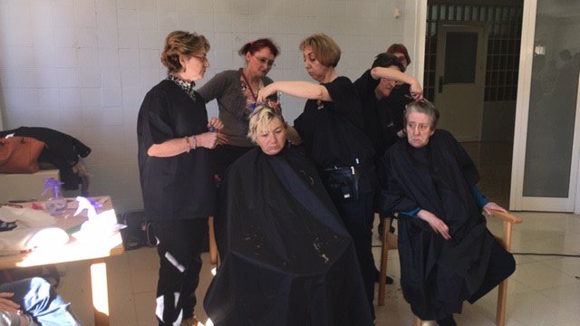 IASSAragon's tweet photo. Ayer el #CentroAsistencial de Calatayud recibió al Taller de Empleo de peluquería y estética #FEPAS, que de acuerdo con nuestra Dirección Provincial de Zaragoza hicieron a las residentes un repaso de manicura y peluquería con el que lo pasaron genial y quedaron muy guapas👩🦱💅 https://t.co/bGAVO05s1M
