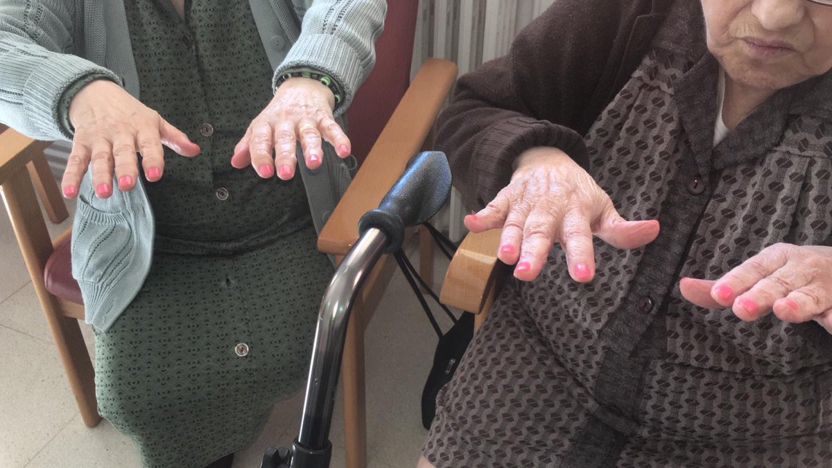 IASSAragon's tweet photo. Ayer el #CentroAsistencial de Calatayud recibió al Taller de Empleo de peluquería y estética #FEPAS, que de acuerdo con nuestra Dirección Provincial de Zaragoza hicieron a las residentes un repaso de manicura y peluquería con el que lo pasaron genial y quedaron muy guapas👩🦱💅 https://t.co/bGAVO05s1M