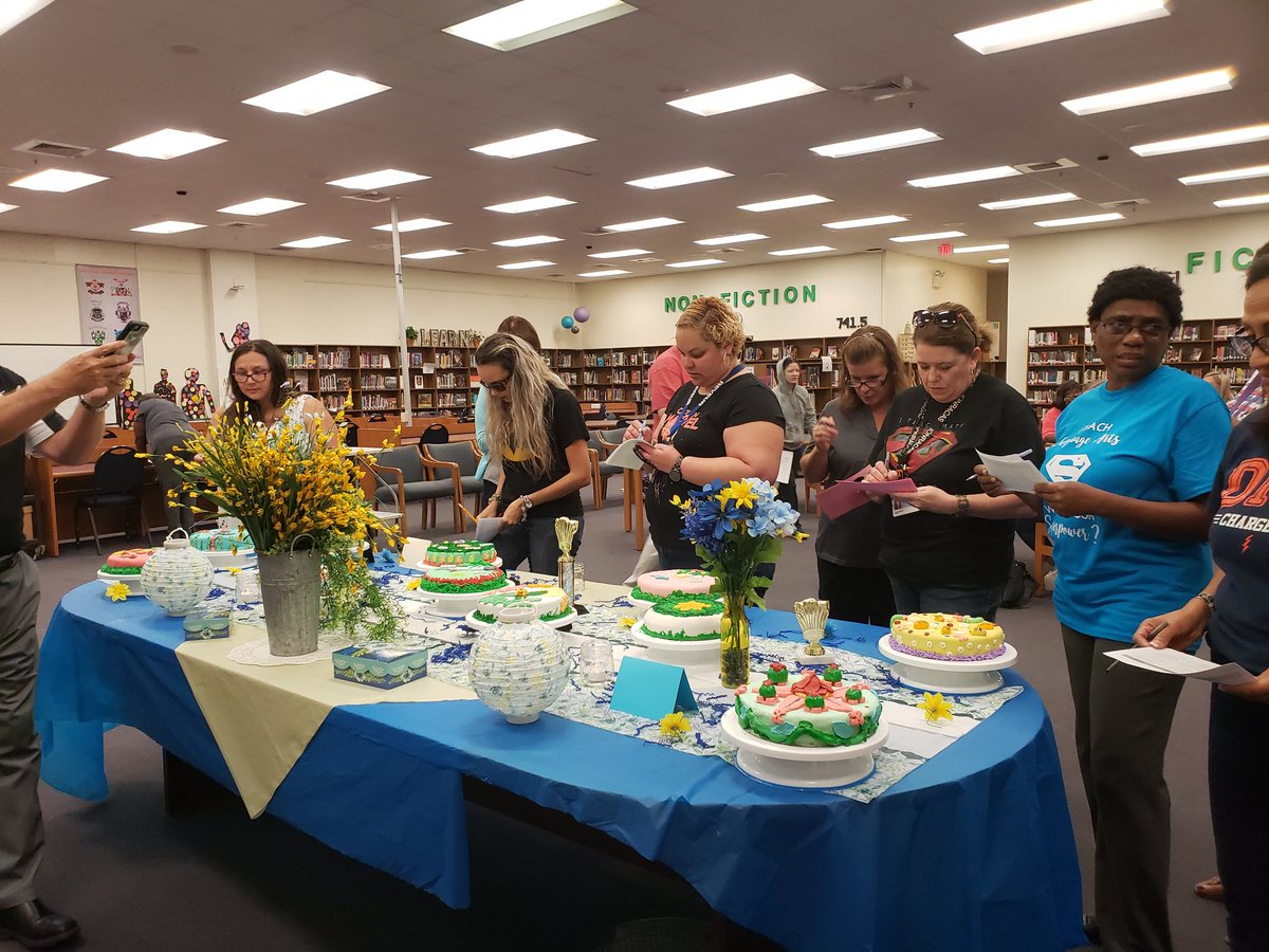 Cahillmomof6's tweet photo. So much faculty participation! We have the best faculty and staff @DMS_CHARGERS #ChargerPride #DMSisWhereItsAt #DMSFrostOff2019 @inge_rick https://t.co/h51fH4yn3Q