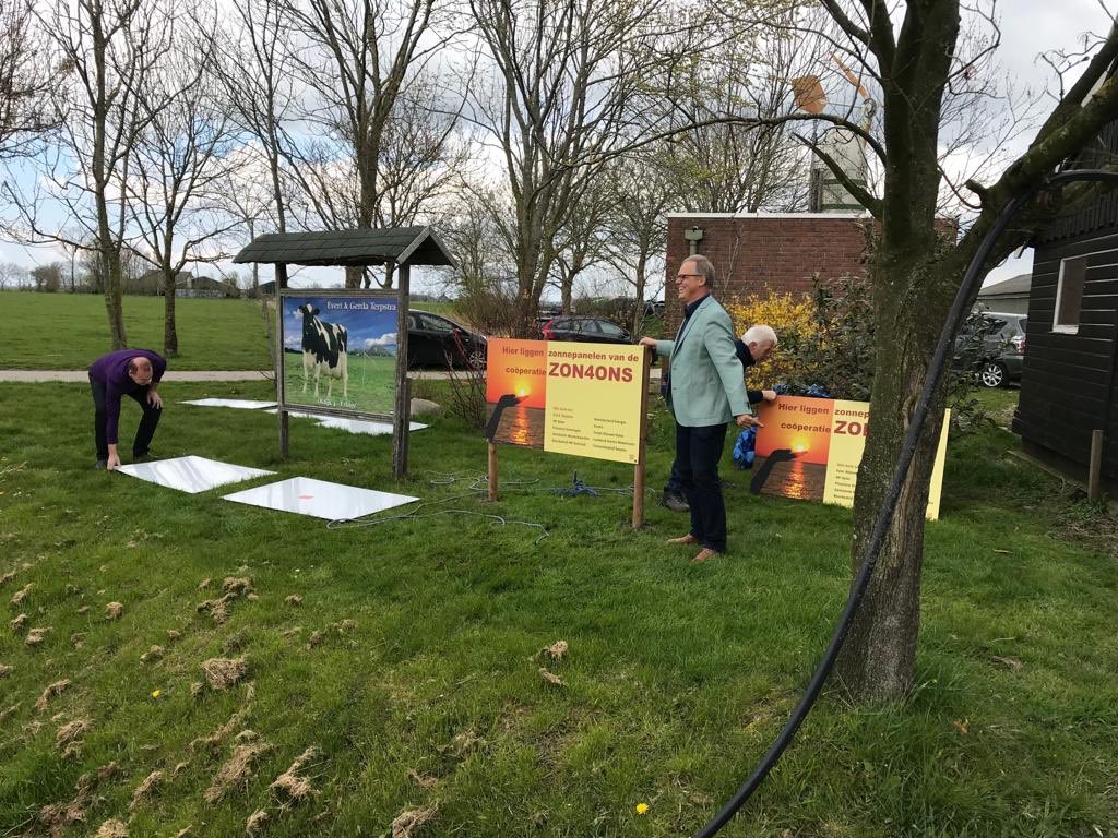 ChristenUnieWK's tweet photo. In Ezinge op bedrijf van Evert Terpstra. Zijn staldak ligt vol met zonnepanelen van de coöperatie Zon4Ons. 7 boeren en 126 leden profiteren! Geweldig initiatief, en het barst van de energie! Starthandeling door raadslid Henk Bakker. https://t.co/pZtDBVlKEK