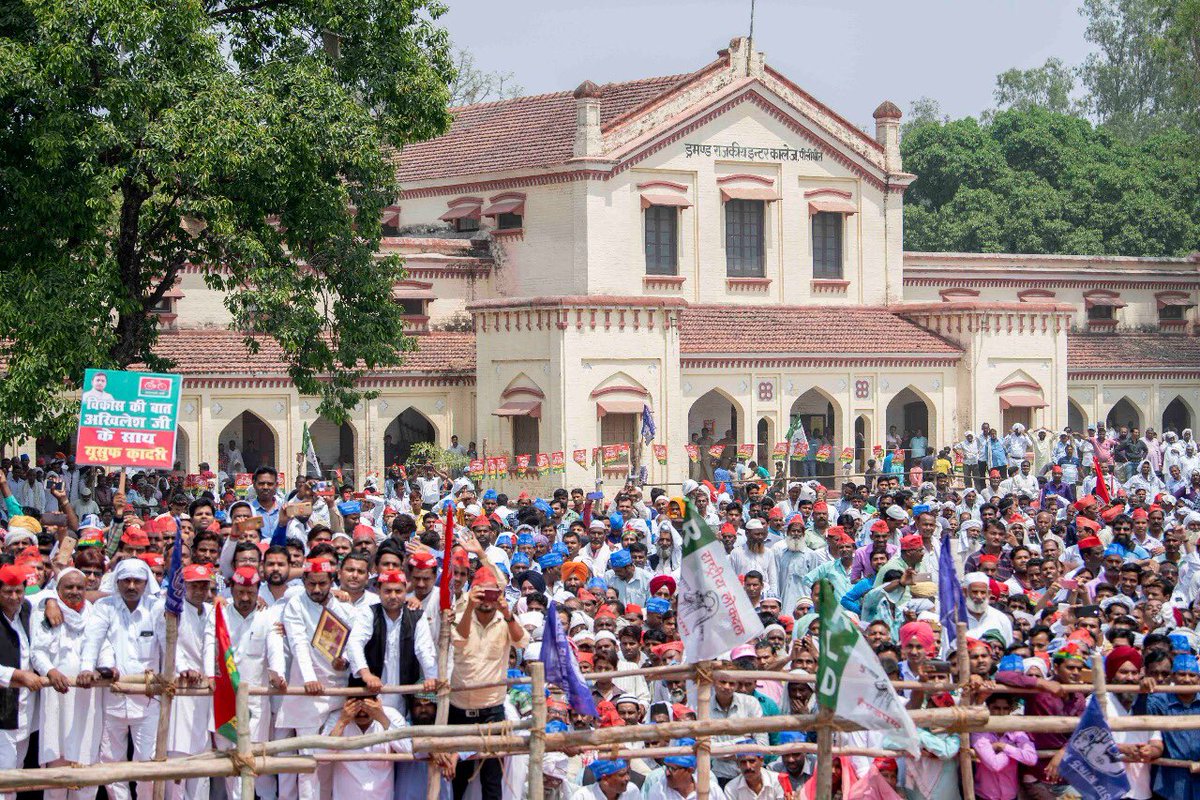 yadavakhilesh's tweet photo. ‘विकास’ पूछ रहा है: अरे भई कभी सुना है क�� स्कूल की अदला-बदली से फ़ेल हुए लोग पास हो जाते हैं? 

भाजपा पीलीभीत और सुल्तानपुर के प्रत्याशियों की अदला-बदली से ये नामुमकिन मुमकिन करना चाहती है लेकिन इस बार दोनों जगह की जनता हेड मास्टर बनके इनको स्कूल से बाहर करने को तैयार बैठी है. https://t.co/ZFVBqpsP4W