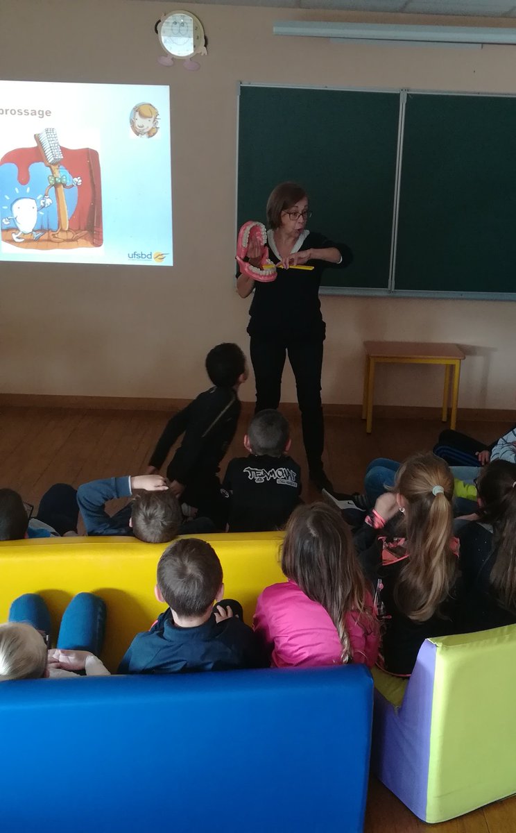 MarieUzel's tweet photo. #ChaqueJourEtreBien à Saint Privat des Vieux depuis hier les enfants apprennent les bons conseils pour garder ses dents en bonne santé 😀 au programme : brossage des dents, les sucres cachés, la visite chez le dentiste etc. Merci à @UFSBD
@ADREAmutuelle @GroupeAesio https://t.co/qLip8zRFwQ