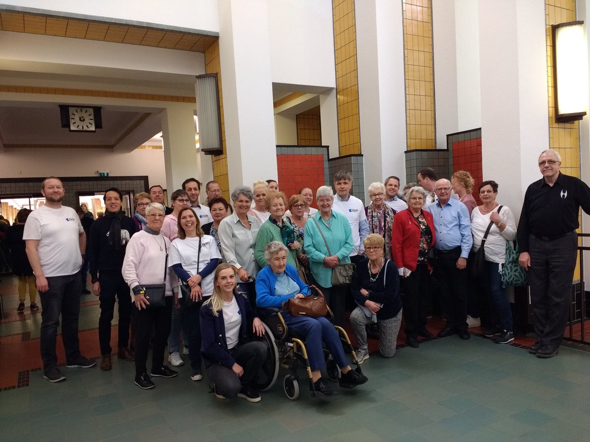Fantastisch dat 11 Aegonmedewerkers ouderen van <a href="/Mooiwelzijn/">Mooi welzijn</a> #Escampade naar het <a href="/gemeentemuseum/">Gemeentemuseum</a> begeleiden. Prachtige rondleiding aangeboden door t museum om #kwetsbare #ouderen een sprankje #geluk te geven.