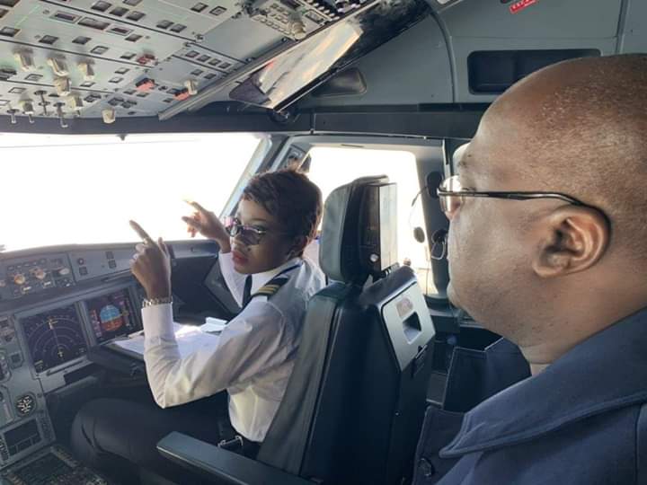 JBC243's tweet photo. #RDC: durant son voyage pour Lubumbashi, le chef de l’Etat a rendu visite aux commandants: Jules Mangala et Mammitsho Lobo Pontshi dans le poste de pilotage. #JBC https://t.co/1SiDPLa2Kp