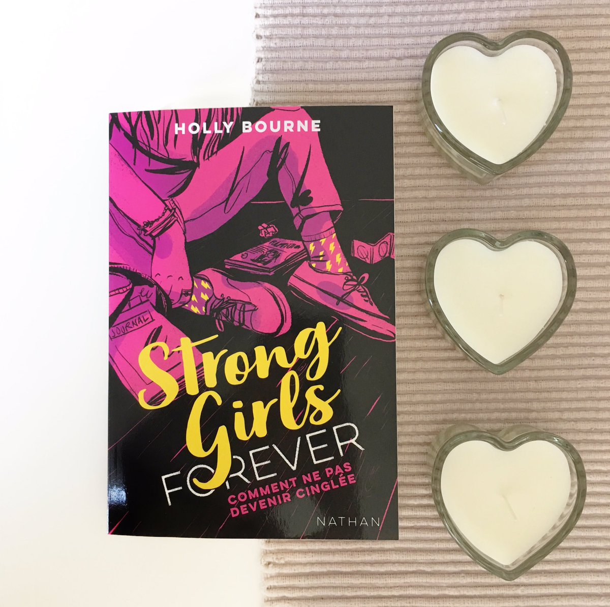 celitterature's tweet photo. 📚CHRONIQUE LITTÉRAIRE📚Strong Girls Forever de @holly_bourneYA aux éditions @NathanEditions @LireenLive @VendrediLecture #stronggirlsforever #hollybourne #editionsnathan #vendredilecture https://t.co/GvnmNxkVui https://t.co/Y33zxe4IOf
