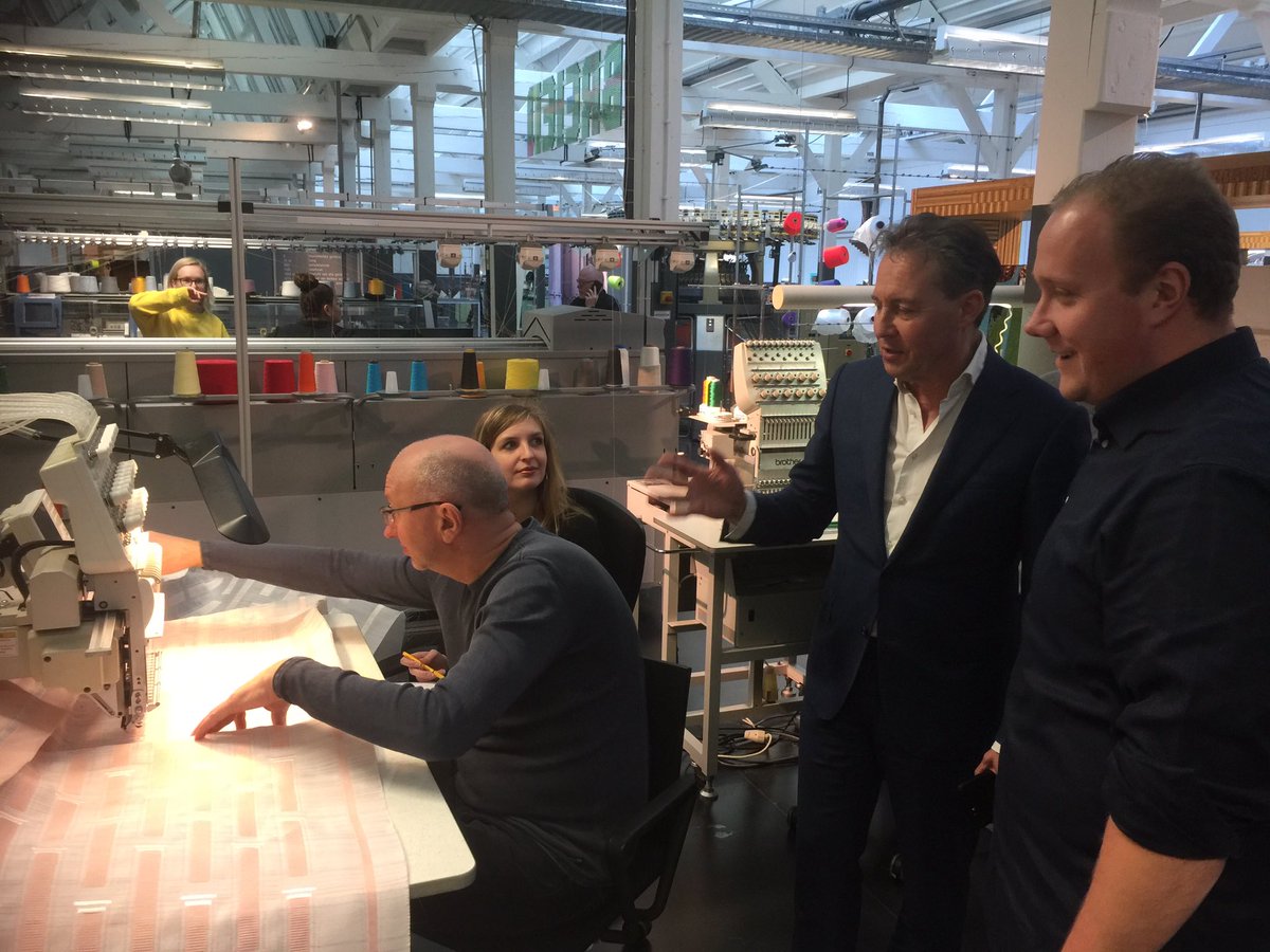 Lodewijkkuiper's tweet photo. VVD-Kamerlid @ThierryAartsen op bezoek in ‘museum in bedrijf’ @TextielMuseum. Directeur @ErrolvdWerdt toont het Textiellab, open voor bezoekers, designstudenten, bedrijven en opleidingen. Deze komen samen rond de collectiestukken #OnsEchteGoud #MuseumweekNL @Museumverenigin https://t.co/lkHocrew6c