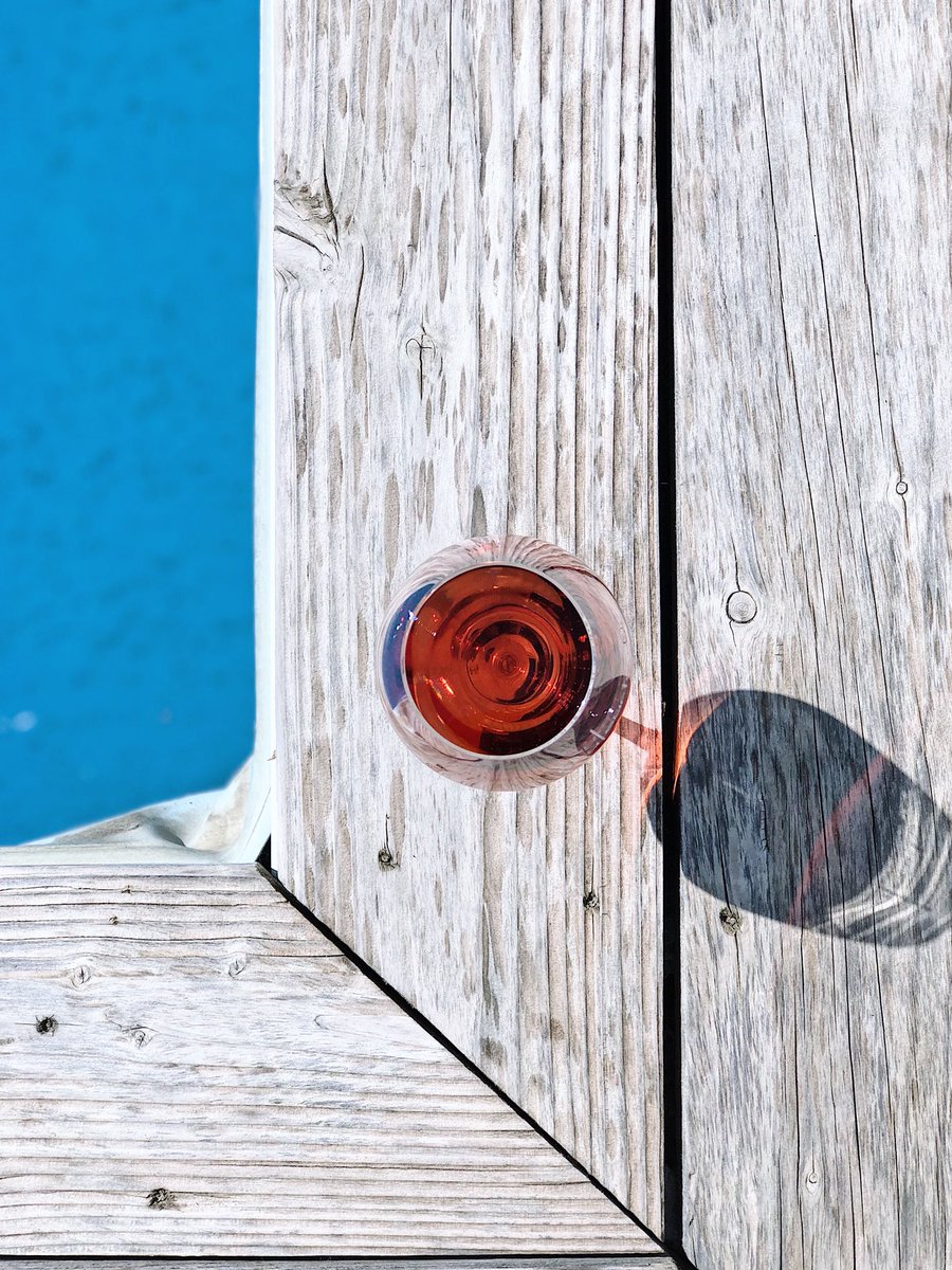 🍷📸 Silence ça shoot 🤫 pour les vins #Tavel  @clairdelunewine #creativcontentmaker #wine #photography #communitymanager