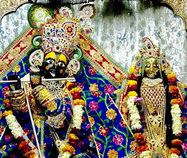 nimbarksharan's tweet photo. श्रीनिम्बार्क वीथि-पथिक रसिक शिरोमणि कवि श्रीजयदेव संसेव्य ठाकुर श्रीराधामाधव प्रभु

"वृन्दावन कलानाथौ हृदयानन्द वर्द्धनौ। 
सुखदौ राधिका कृष्णौ भजेsहं कुञ्ज गामिनौ।" https://t.co/cOriiBJsG4