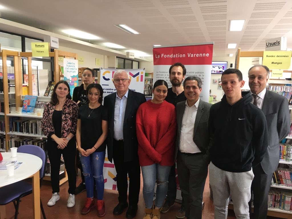LeCLEMI's tweet image. Signature de la convention de partenariat entre le #CLEMI et la @fondatvarenne pour des actions conjointes en éducation aux médias et à l'information #ÉducMédiasInfo. @DPouzadoux et @SergeBarbet le 12 avril 2019 au lycée Henri Sellier de @LivryGargan93.