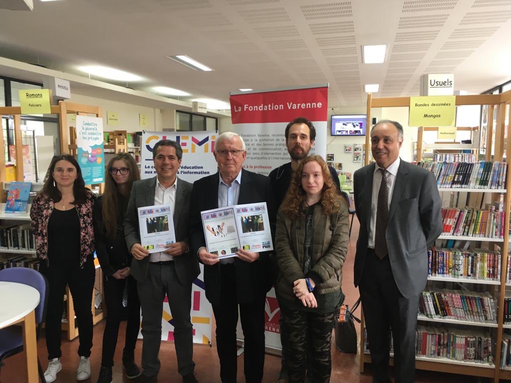 LeCLEMI's tweet image. Signature de la convention de partenariat entre le #CLEMI et la @fondatvarenne pour des actions conjointes en éducation aux médias et à l'information #ÉducMédiasInfo. @DPouzadoux et @SergeBarbet le 12 avril 2019 au lycée Henri Sellier de @LivryGargan93.