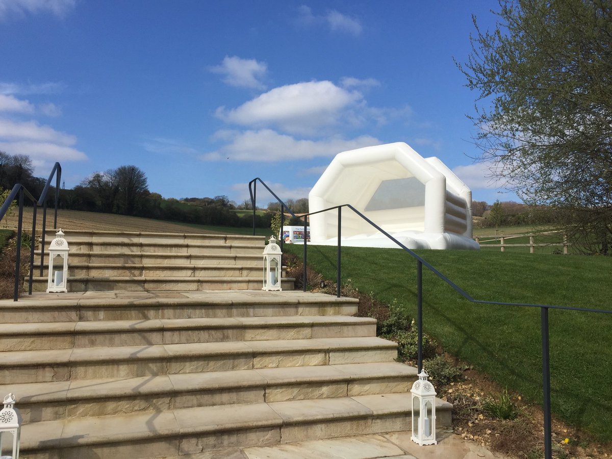 🏰 It's a beautiful day for a white bouncy castle for todays wedding! 😍
Supplied by allaboutfunuk.com 🏰 #upcotebarn #upcotebarnwedding #weddingvenue #weddingsupplier #cotswolds