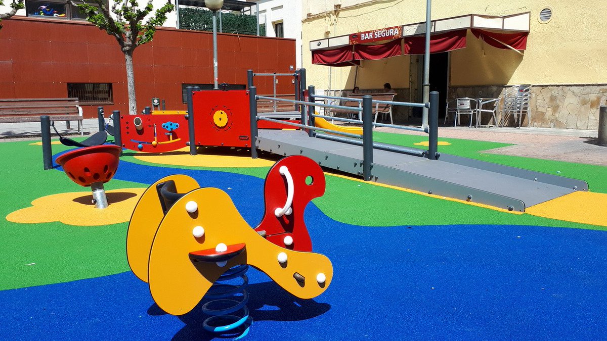 esparreguera's tweet photo. Les places del Rei i del Centre estrenen nous #jocsinfantils inclusius  #Esparreguera #participacióciutadana #urbanisme #jocsinclusius https://t.co/HgO9WDDS1w https://t.co/Mo7HS1M80G