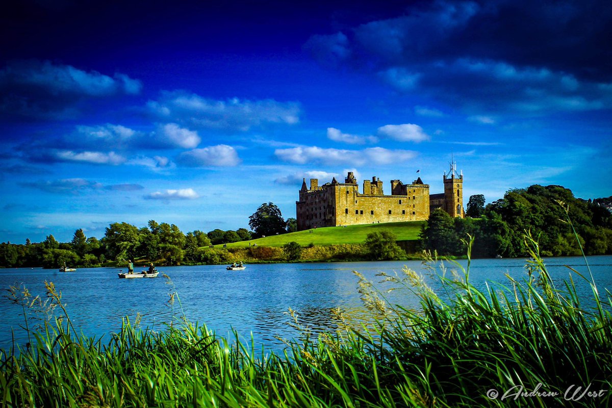 Linlithgow Palace in the sun. <a href="/VisitScotland/">VisitScotland</a> <a href="/VisitLinlithgow/">Visit Linlithgow</a> <a href="/welovehistory/">Historic Scotland</a>