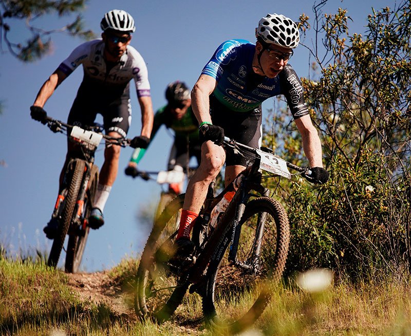 Recital español en la quinta etapa de la #AndauciaBikeRace, con gran victoria del granadino David Valero y los cordobeses en la punta de lanza con Miguel Muñoz segundo y Víctor Manuel Fernández defendiendo su tercera plaza en la general #ciclismo #BIKERS bit.ly/2UPbnzn