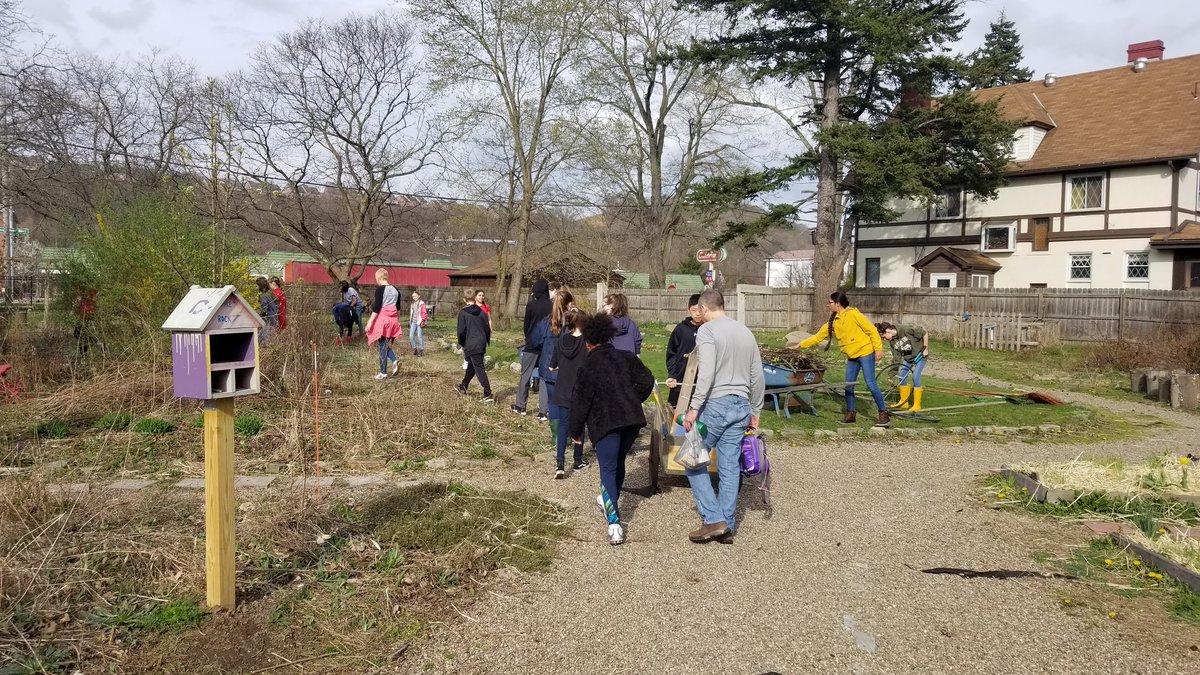 WhitakerErin's tweet photo. @Sewickley students day of service in the Secret Garden #SAserves19 https://t.co/Qo2mIxysMT