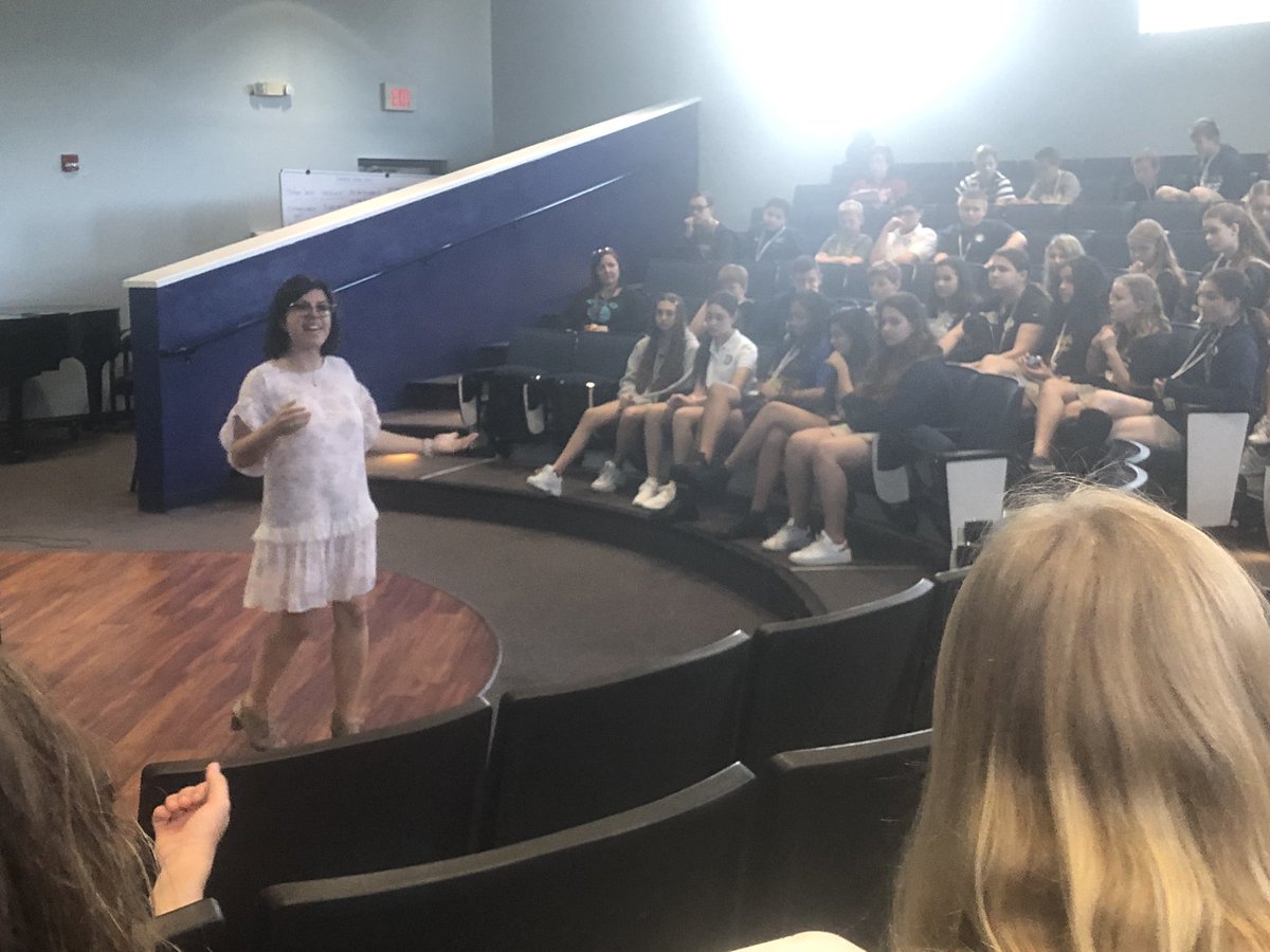 ghoppe1216's tweet image. Students build a brand in person and online. @TanyaAvrith shares with @NBPSEagles how to “Harness the Power of Social Media.”