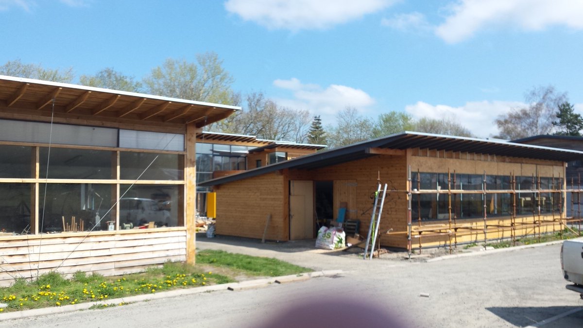 _____scape's tweet photo. Great to catch up with Lewis Firth @firthconstruction and the build of his inspiring Passivhaus &amp; workshop at #Presteigne Industrial Estate next to @DavidJColwell #architecture #Passivhaus #innovation https://t.co/Hvq1iNP0c5