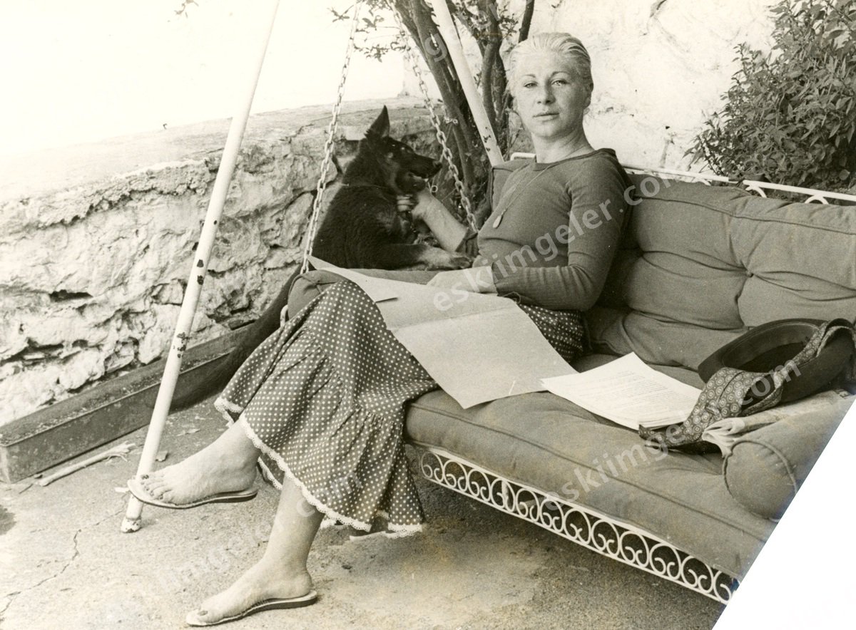 Ayla Algan, kim bilir hangi oyuna, filme çalışırken; köpeğiyle…
eskiimgeler.com/%C3%9Cr%C3%BCn…
#AylaAlgan #TAL #Müzik #Sinema #Tiyatro #Sahne #HaftaninSesi #Fotograf #SiyahBeyaz