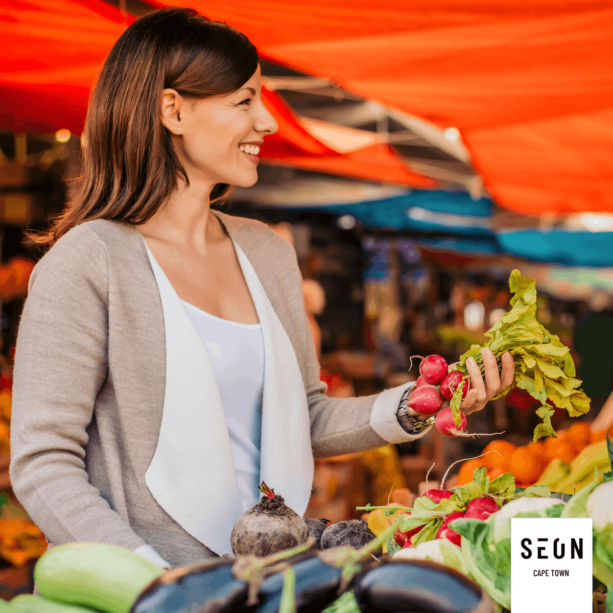seonnetwork's tweet photo. Boasting stunning views and one of the city's biggest and most varied selection of fresh produce, bread, eggs &amp; dairy products and artisanal foods, the Oranjezicht City Farm Market is great to connect with friends and family! 🥖🥘

#SEON #CapeTown #OranjezichtMarket https://t.co/pP5b6g50Zv