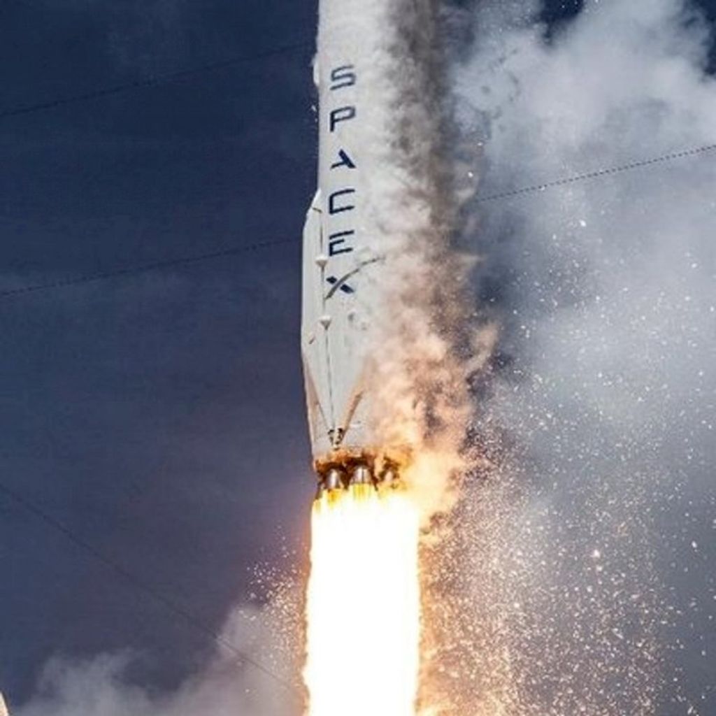 paleobyleo's tweet photo. SpaceX successfully launches Falcon Heavy rocket https://t.co/b49m3KJXfK #SpaceX #India71 #India https://t.co/6pDFLsiJ9K
