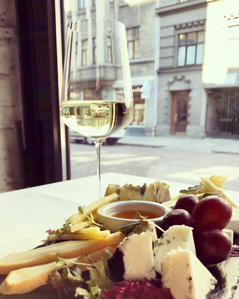 Je t’aime mon chèr le blanc! 😍🥂 
Līdz 14.04. turpinām Jūs iepriecināt ar īpaši patīkamiem atlaižu piedāvājumiem Francijas vīnu plauktos 
☝🏼Cherche le vin français!
#vinastudija