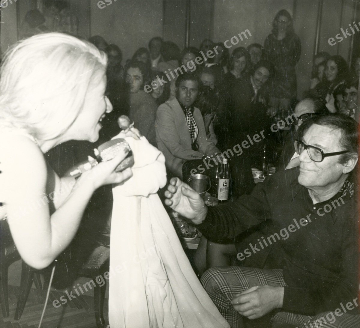 Ayla Algan, sahnede; Atilla Özdemiroğlu’nun uzattığı gül elinde…
eskiimgeler.com/%C3%9Cr%C3%BCn…
#AylaAlgan #TAL #Müzik #Sinema #Tiyatro #Sahne #HaftaninSesi #Fotograf #SiyahBeyaz #AtillaÖzdemiroglu