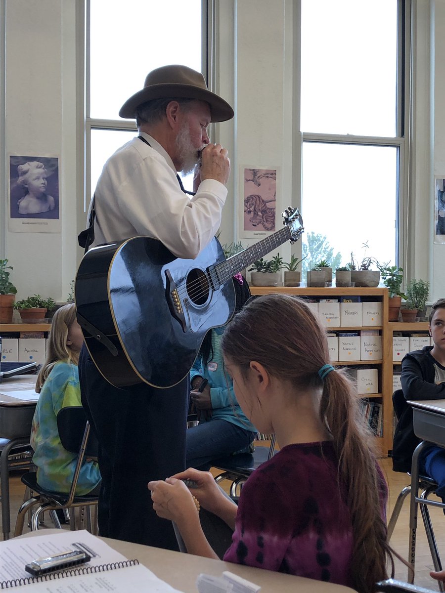 FoltzIn4thGrade's tweet photo. We are having so much fun learning how to play the harmonica with Frank Strong! 🎶 #ADayInTheArts2019 https://t.co/xOtBy7Oe3t
