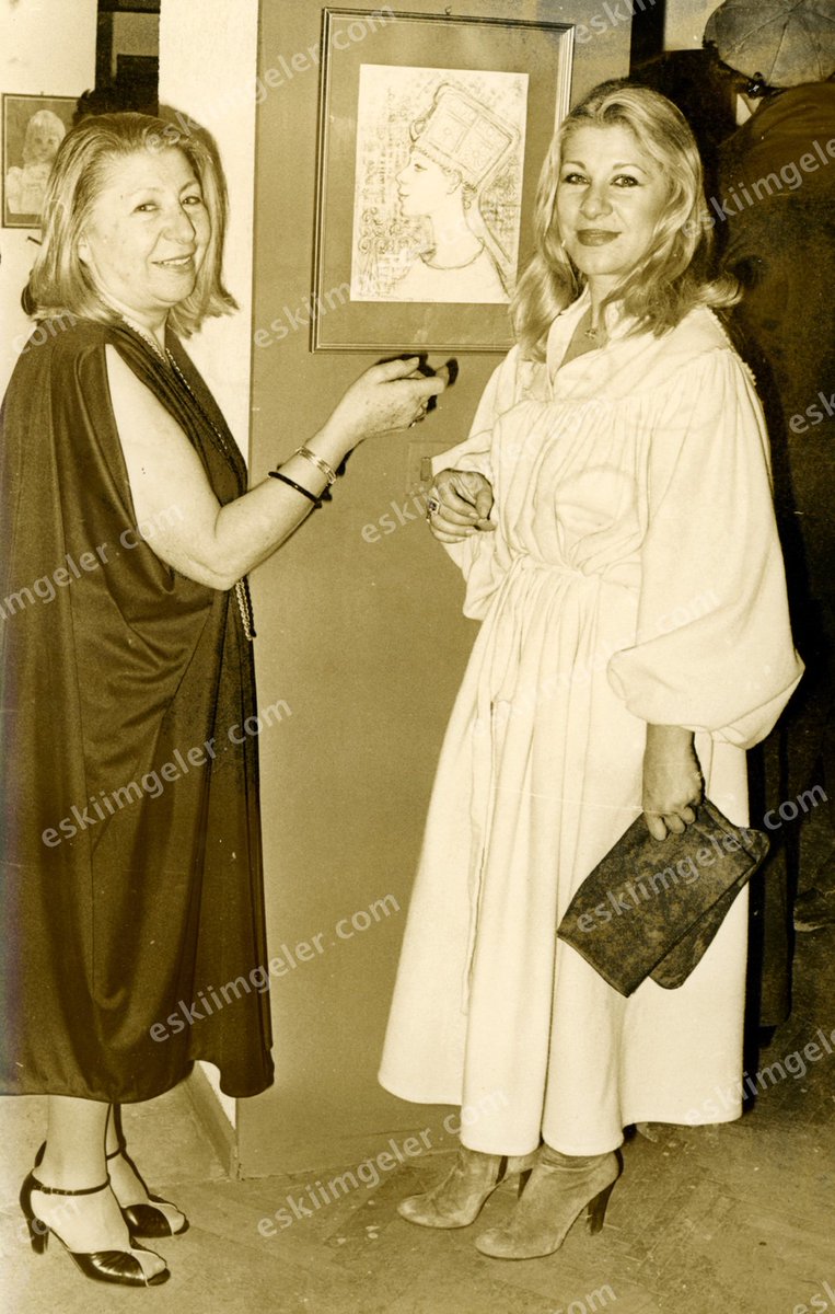 Ayla Algan, annesi Nevzat Kasman’ın sergisinde
eskiimgeler.com/%C3%9Cr%C3%BCn…
#AylaAlgan #TAL #Müzik #Sinema #Tiyatro #Sahne #HaftaninSesi #Fotograf #SiyahBeyaz #NevzatKasman #Sergi