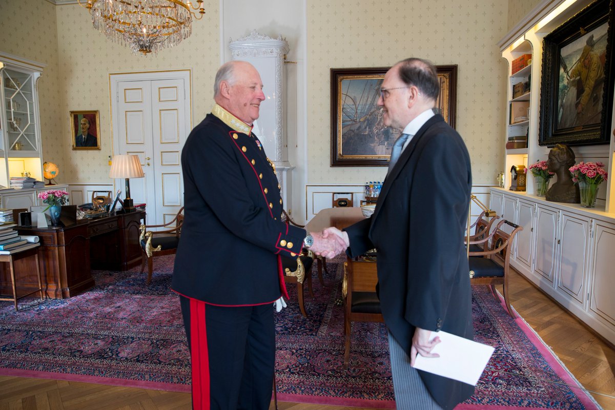 AmbaFr_Norge's tweet photo. Pierre-Mathieu Duhamel, 
🇫🇷nouvel Ambassadeur de France en Norvège, a presenté ses lettres de créance au Roi Harald le 10 avril. 
🇳🇴Frankrikes nye ambassadør til Norge, overleverte 10. april sine akkrediteringsbrev til Kong Harald V. @kongehuset 📷:Vidar Ruud/NTB/Scanpix https://t.co/4l2SJIpxDy