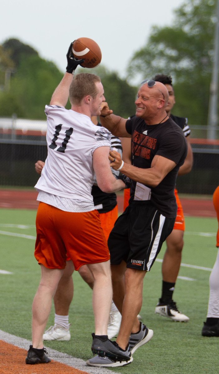 Get you someone who looks at you the way <a href="/RussHeidiSLC/">Russ and Heidi Phillips🏈</a> looks at you after you score🙌🏽