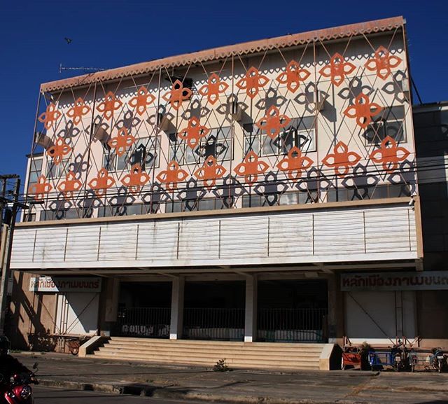 SEAsiatheater's tweet photo. The orange metal frame over the facade of Kalasin's Lak Meuang (City Pillar) Theatre was once used to attach hand painted movie billboards.
Kalasin, Thailand
#thailandsmovietheaters #theaterhunt #beforethecineplex #cinematreasures #architecturaldetails… https://t.co/1H1U3WUMHx https://t.co/z7wl2pKweR