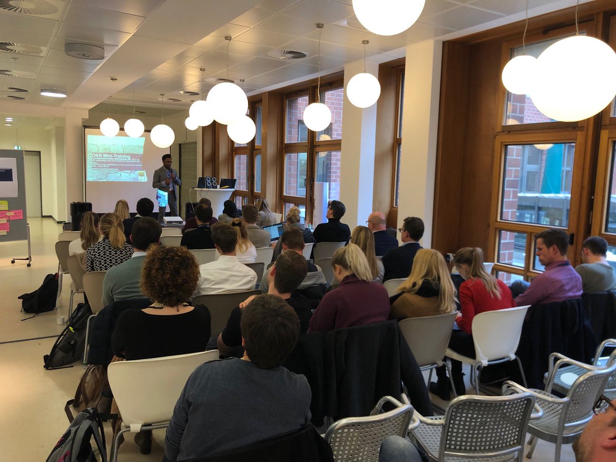 ⁦@s91ms⁩ mit einem Mini #OKR Training 🏋️‍♀️- über visionäre Ziele &amp; messbare Resultate ... oder: wie ich den Planungs- &amp; Zieleprozess agilisiere ... #CompanyReBuilding ⁦<a href="/detecon/">DETECON Consulting</a>⁩ ⁦<a href="/SteffenRoos/">Steffen Roos</a>⁩ #DigitalSolutions