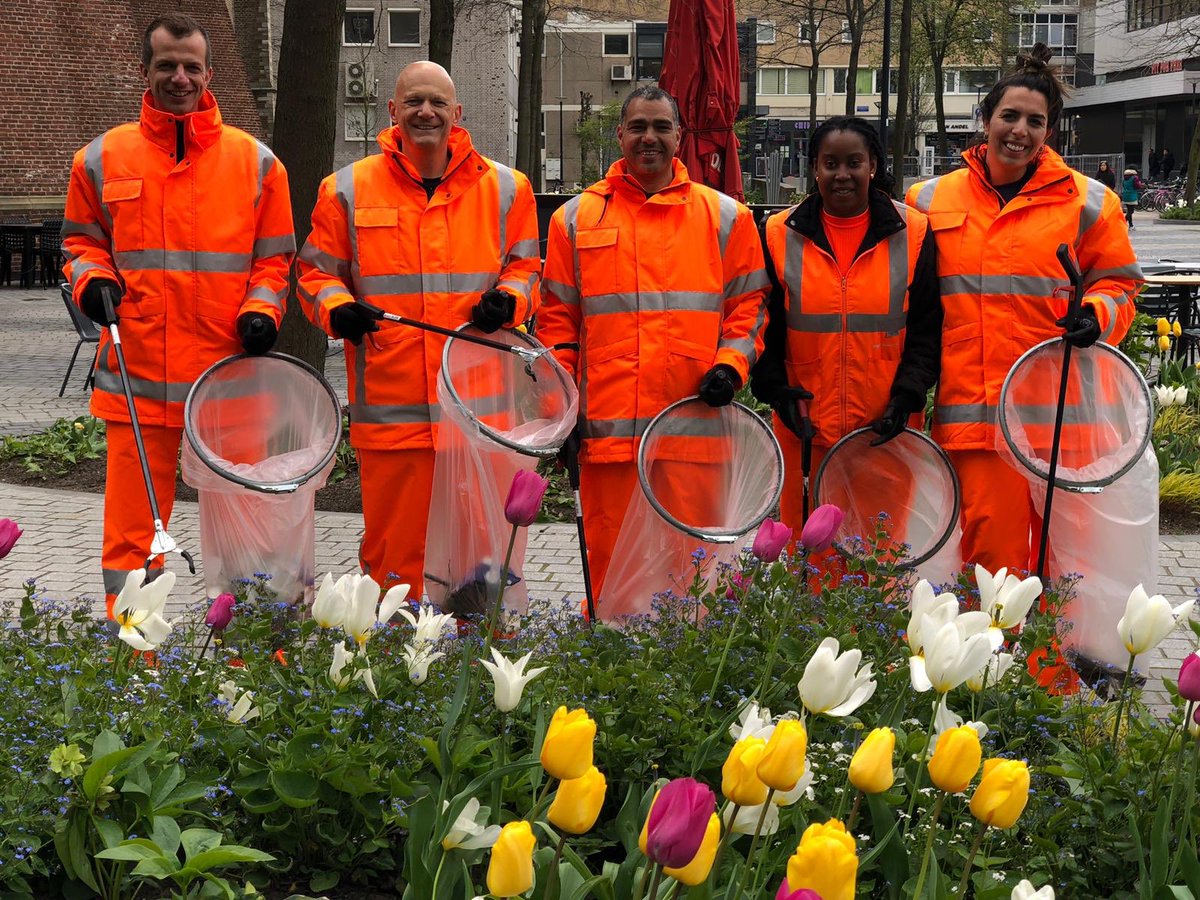 Vandaag geen vrijmibo, maar lekker aan de slag met de mensen van <a href="/Stadsbeheer010/">Stadsbeheer010</a>.
Dankzij hun dagelijkse inzet helpen we de stad schoon en mooi te houden. En alsjeblieft mensen, gooi uw afval toch in de bak.