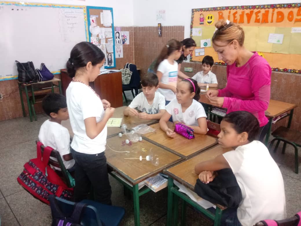 CRAjuanito's tweet photo. Nuestros audaces estudiantes de 4to grado realizan experimentos en grupos @colegiojuan23 @sedejuanito https://t.co/IjbAO2tLYl