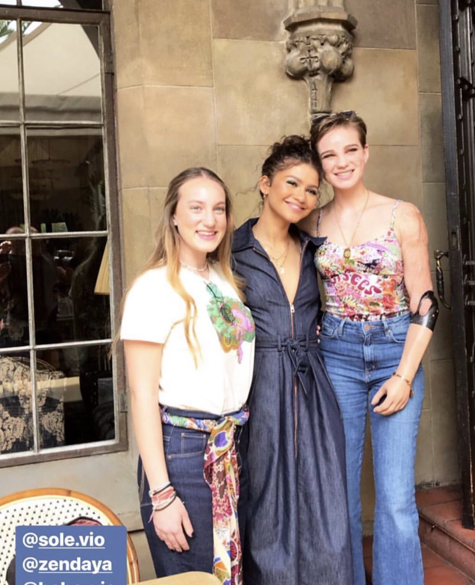 dumas1000's tweet photo. More pics from Zendaya attending the #TommyxZendaya brunch https://t.co/gJpn75EjSn