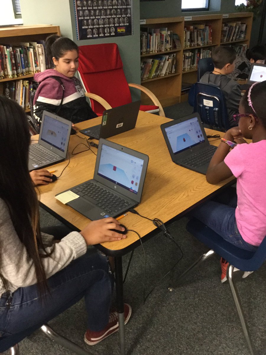CantuHensley's tweet photo. Joe T. teaching student trainers TinkerCad & 3D Dremel Printer.
#myerslibrarynews #3Ddremelprinter #tinkercad #thisismyers #thisisnisd #myersgameon @CantuHensley @NISDLib @NISDMyers https://t.co/4pGkgrDSU6