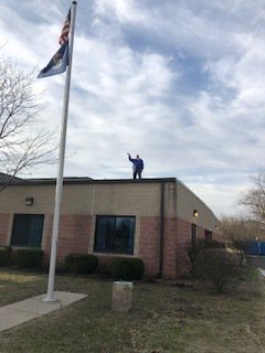 EagleEdgemont's tweet photo. Our Edgemont Readers made their reading goal!!!  They read 130,000 minutes in March!  Mr. Abel greeted students from the roof of our school after break. https://t.co/haTgcSQZjf