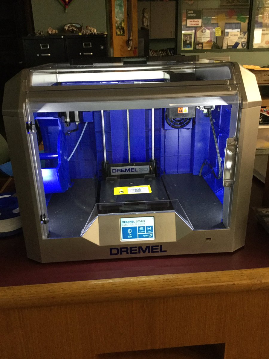 CantuHensley's tweet photo. 4th & 5th grade students excel in TinkerCad & Dremel 3D printer.#myerslibrarynews #myersgameon #ThisIsNorthisde #thismyers https://t.co/4oWKq7wsAf